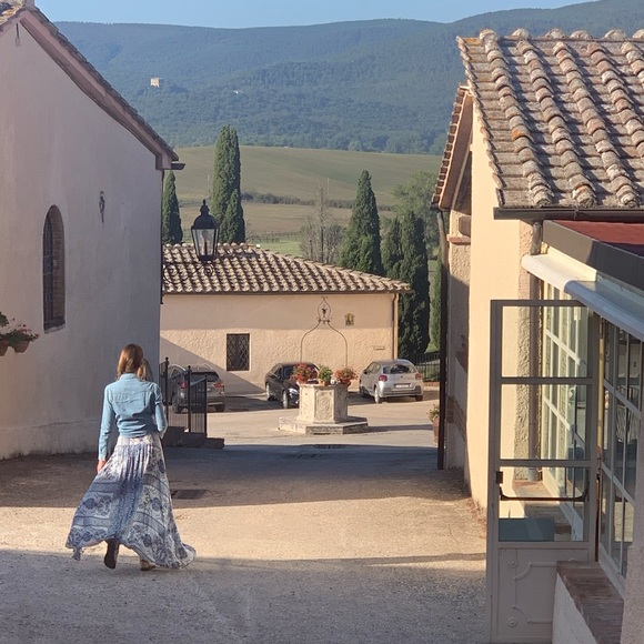 Meet your โญ๏ธPosh Ambassador, Cristina ๐ - Picture 2 of 9